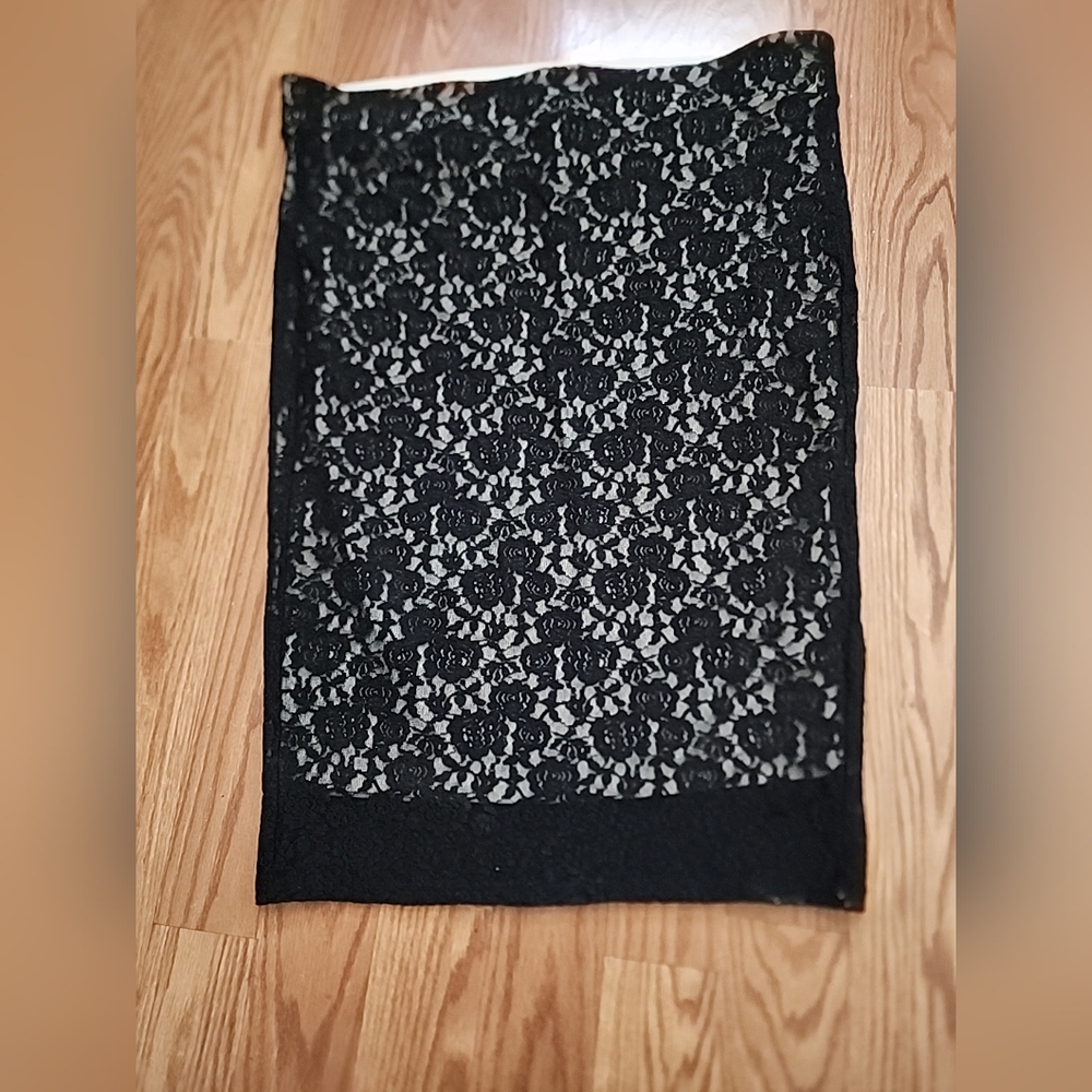 Torrid skirt size 1 black lace with cream liner pencil, very stretchy